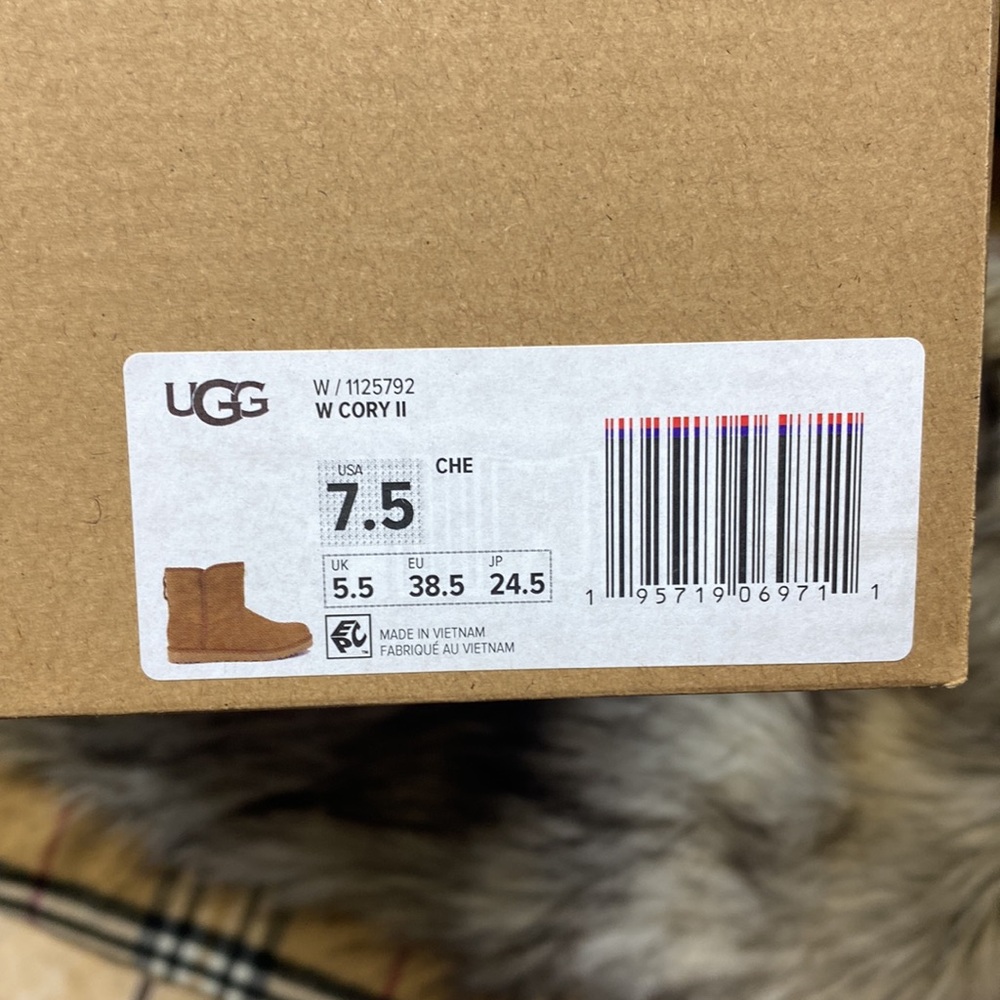 Ugg - Picture 2 of 9